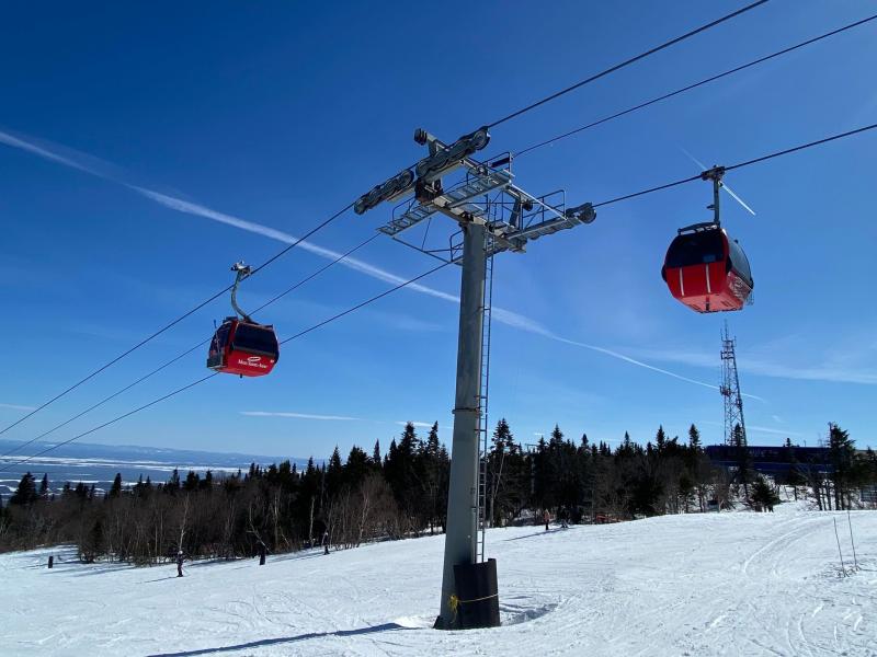 Mont-Sainte-Anne - La gondole redémarre son ascension 