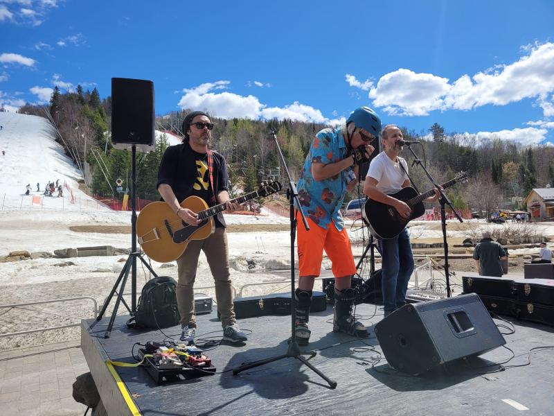 Sommet Saint-Sauveur - Du ski de printemps avec la famille et les amis