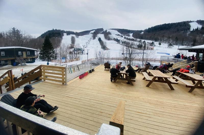 Station touristique Stoneham - Un terrasse face aux pentes pour relaxer